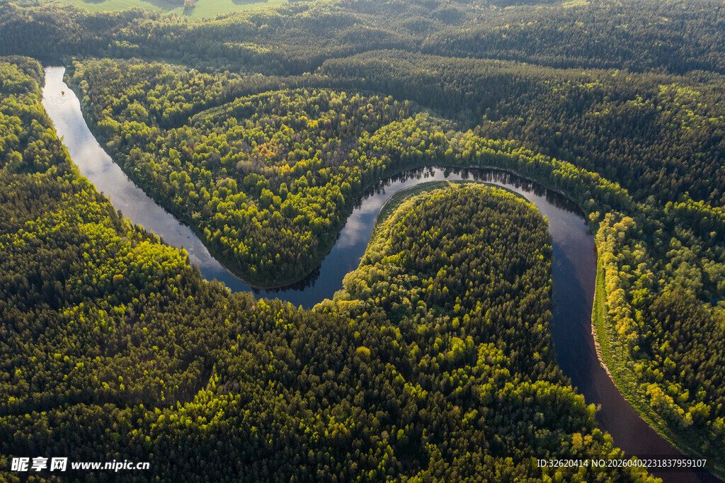 蜿蜒河流穿行葱郁山林