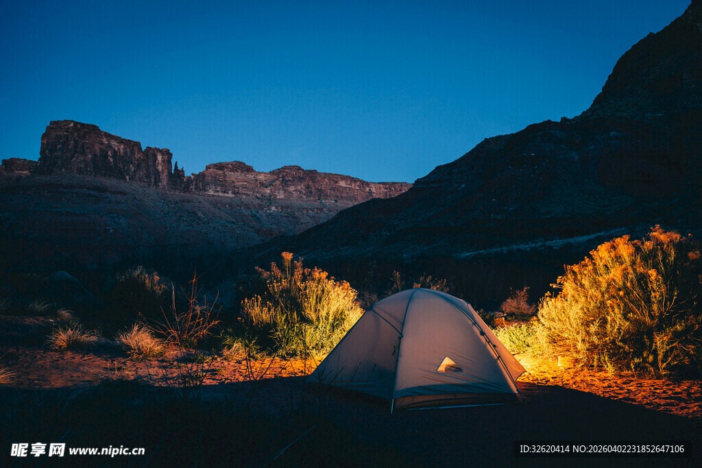 夜幕下的山野露营帐篷
