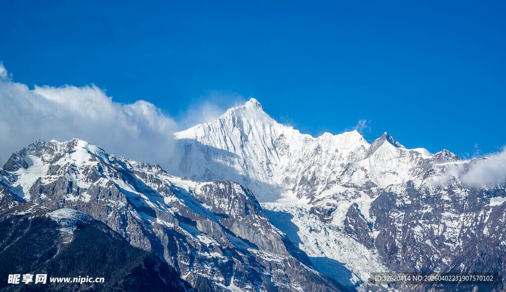 壮丽雪山景观