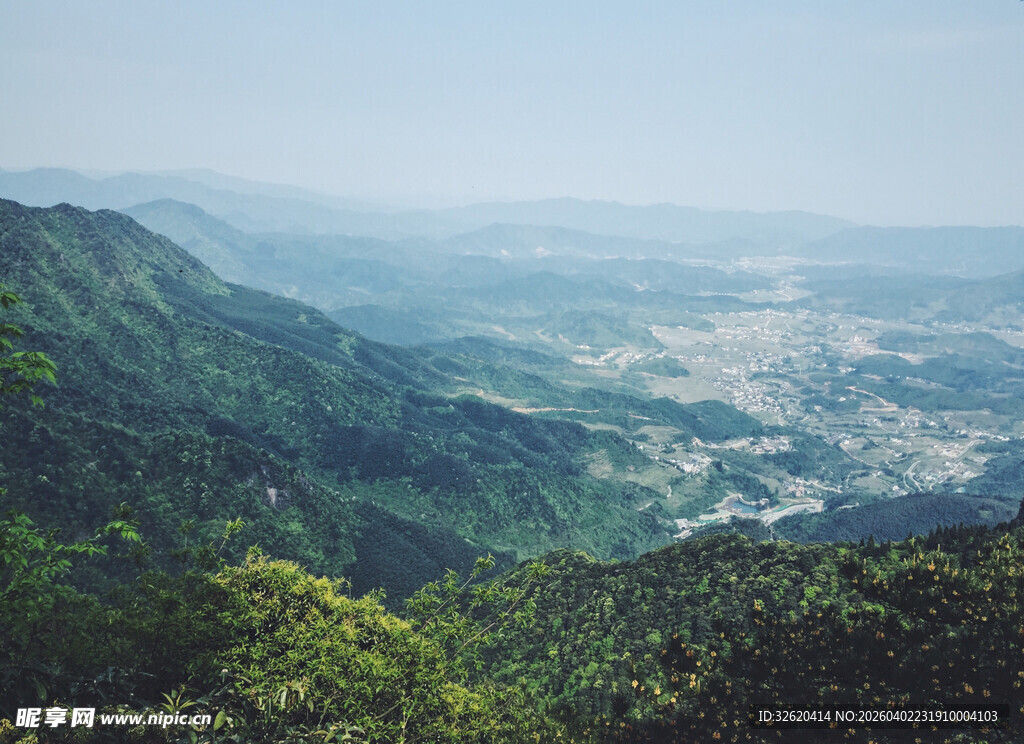山峦俯瞰下的广袤大地