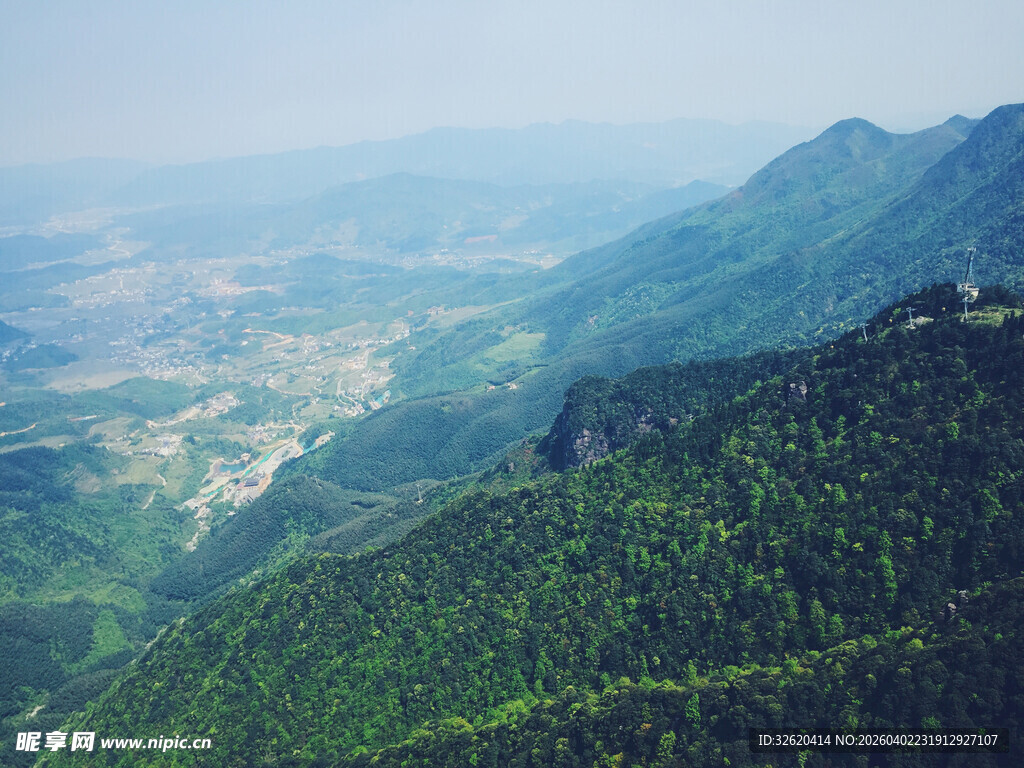 山峦叠翠间的壮阔风景