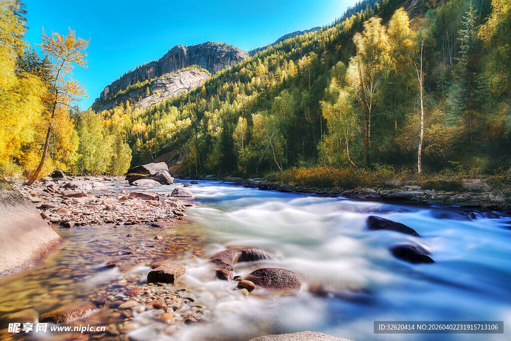 秋日山间溪流美景