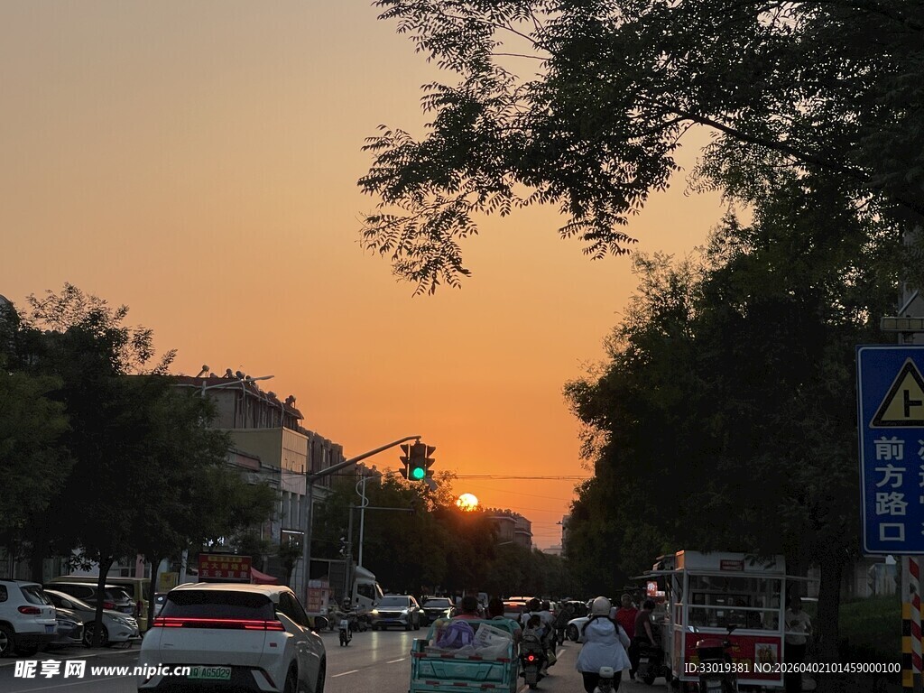 夕阳下的城市街道景象