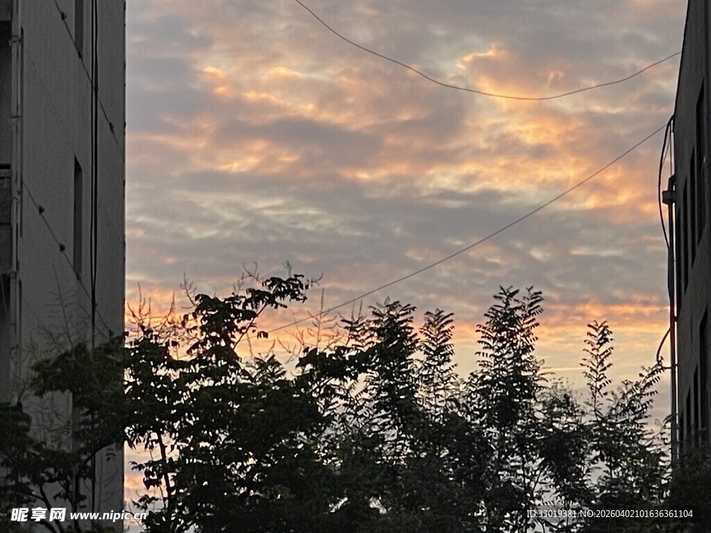 楼间的绚烂晚霞景色