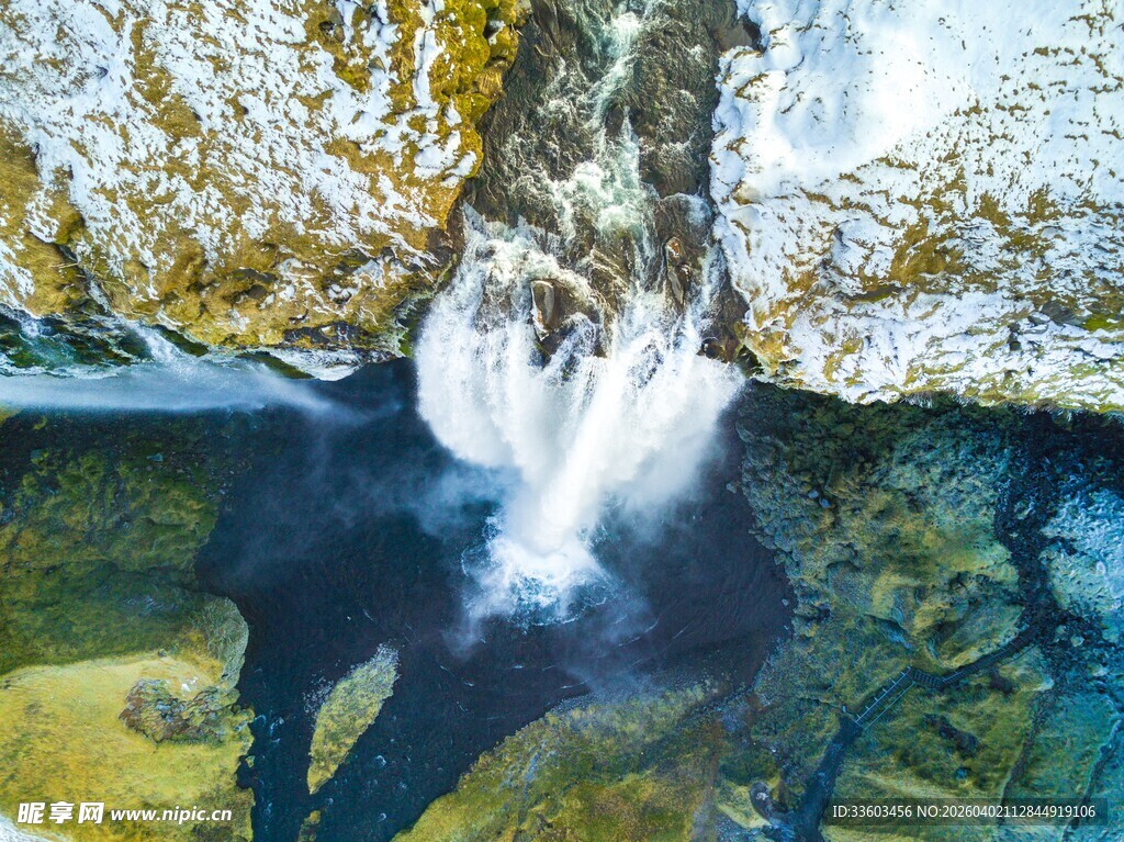 山间瀑布流水景象