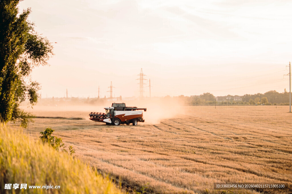 田野中行驶的车辆