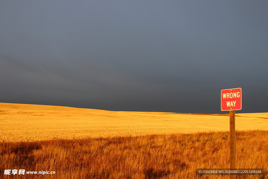 草原上的红色标志牌
