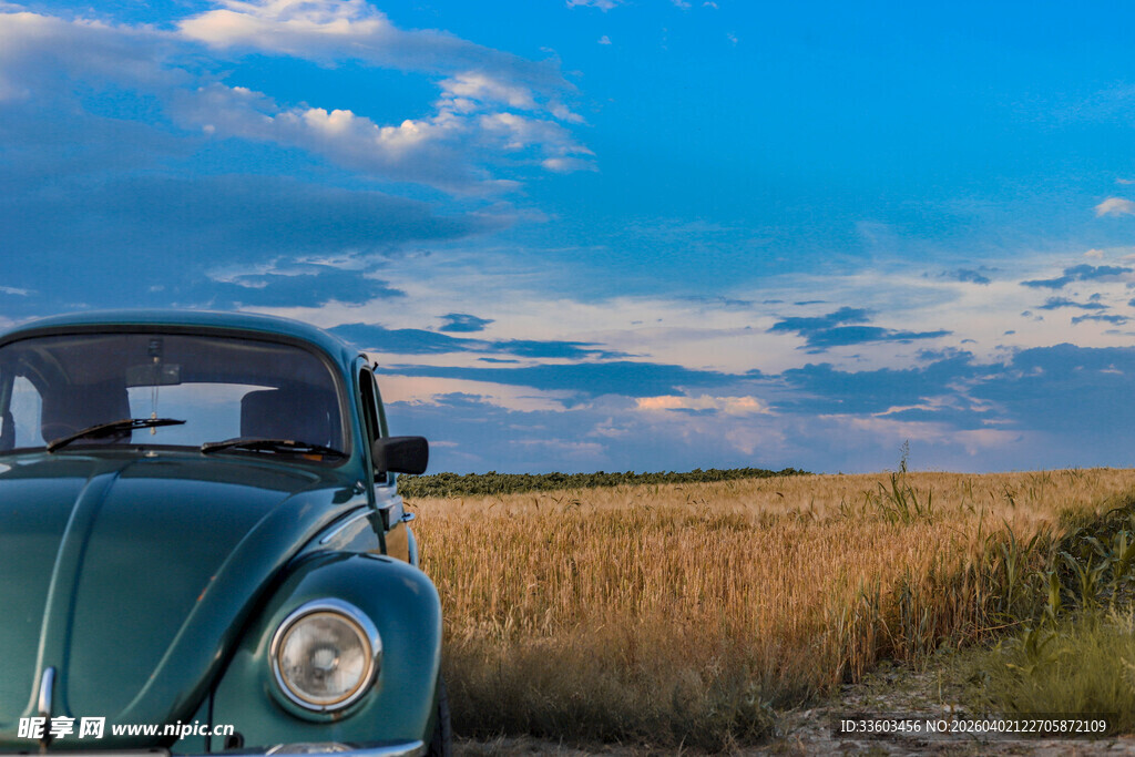 田野边的复古汽车