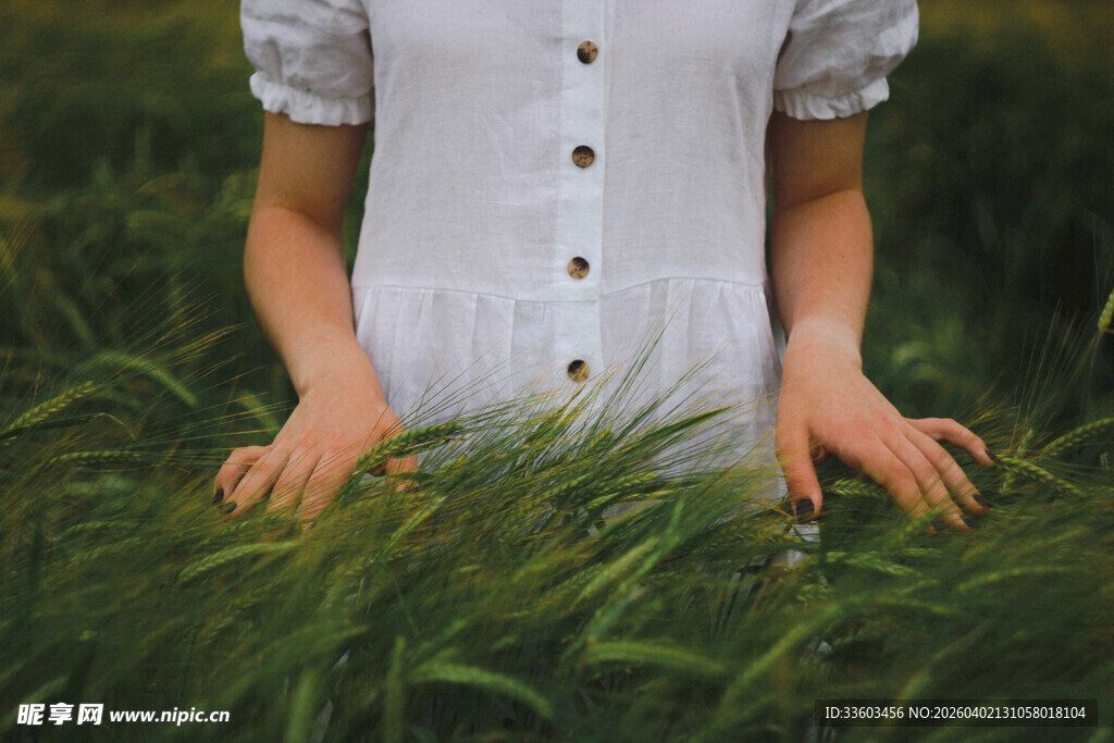 少女置身翠绿草丛中