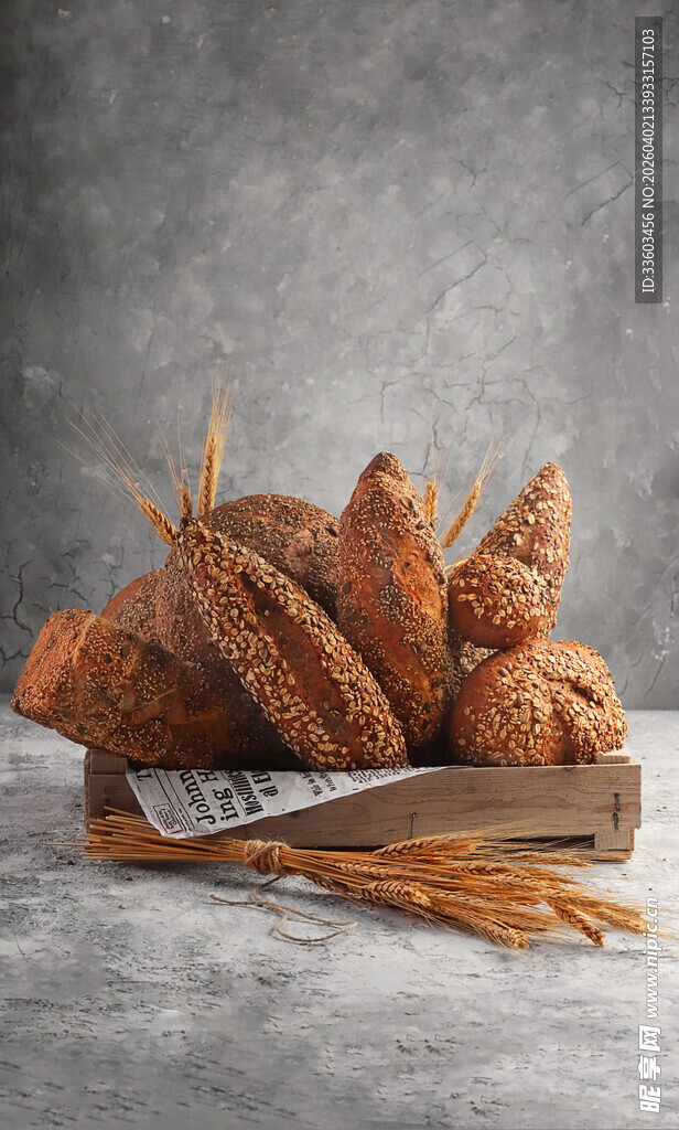 新鲜烘焙面包与麦穗展示