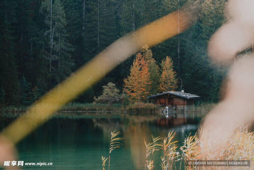 湖畔秋景中的静谧小屋