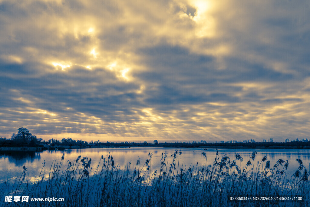 湖畔霞光下的宁静美景
