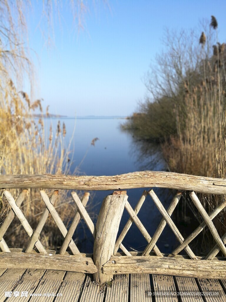 湖畔木栈道的宁静风光