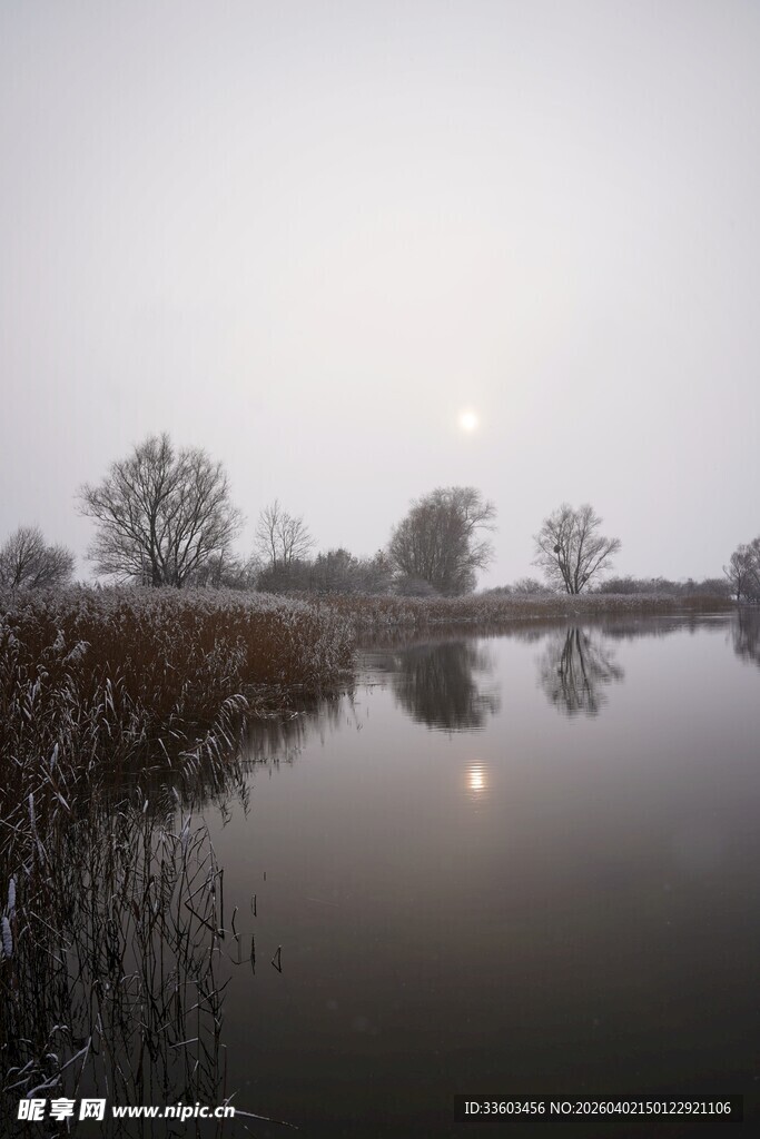 雾霭中的宁静湖面风光