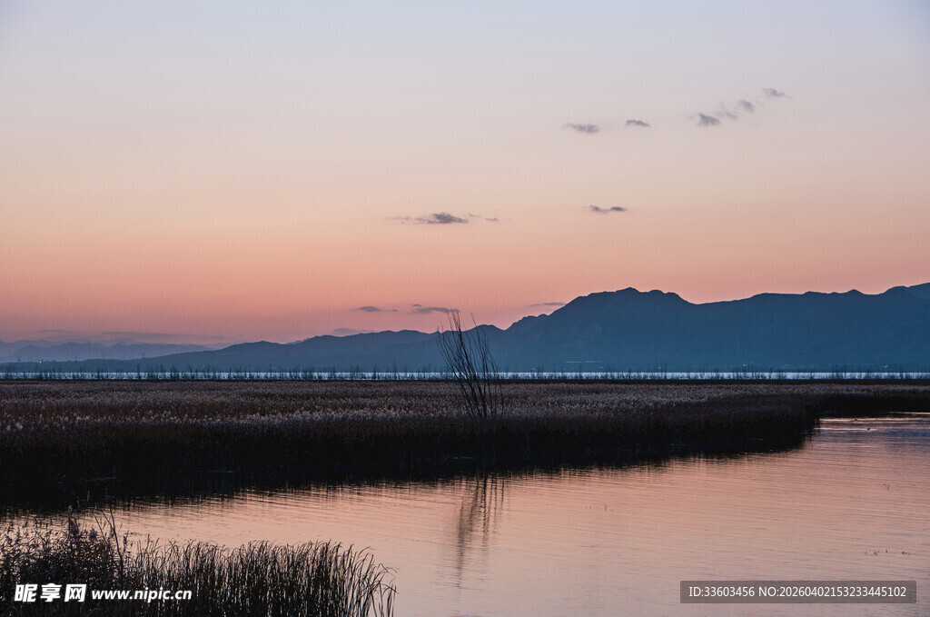 黄昏湖畔美景