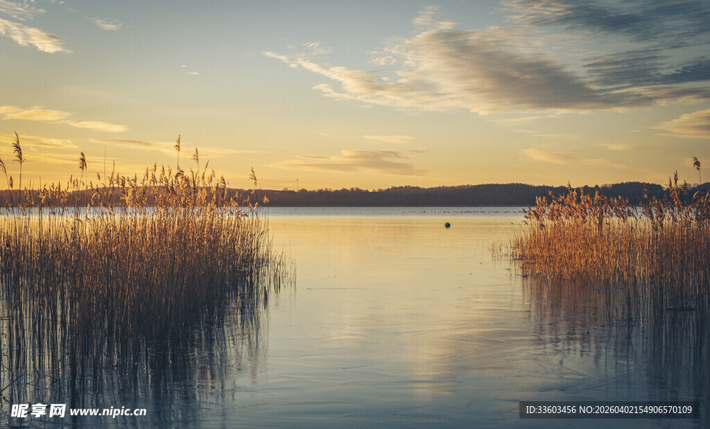 湖畔黄昏美景