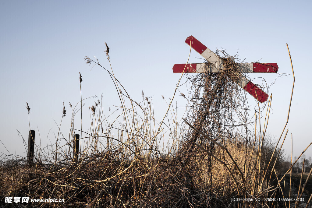 废弃风车立于荒野之中