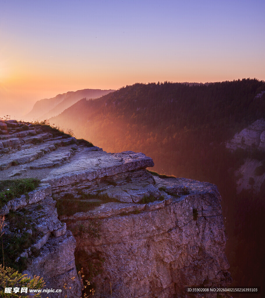 悬崖边的壮丽日出景观