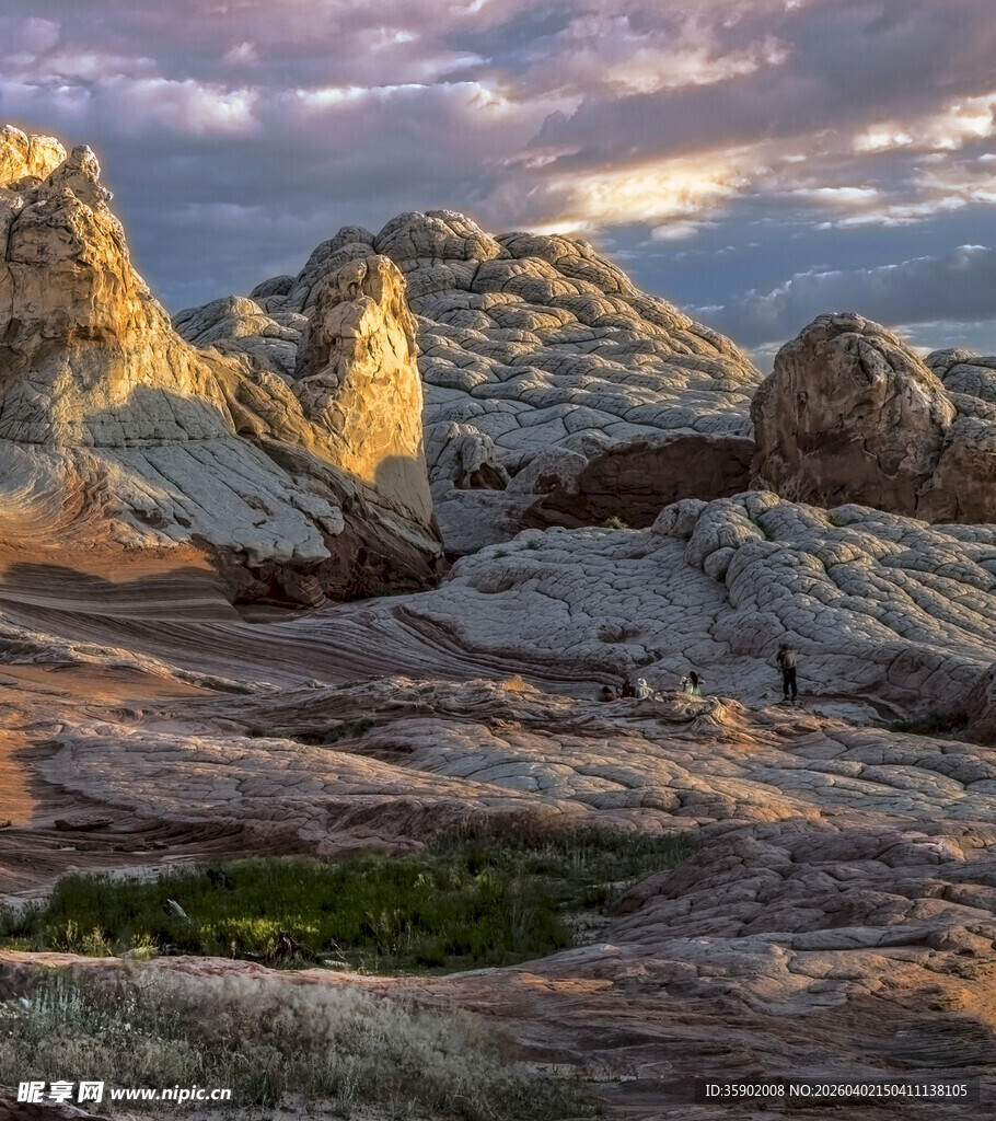夕阳下的壮美岩石景观