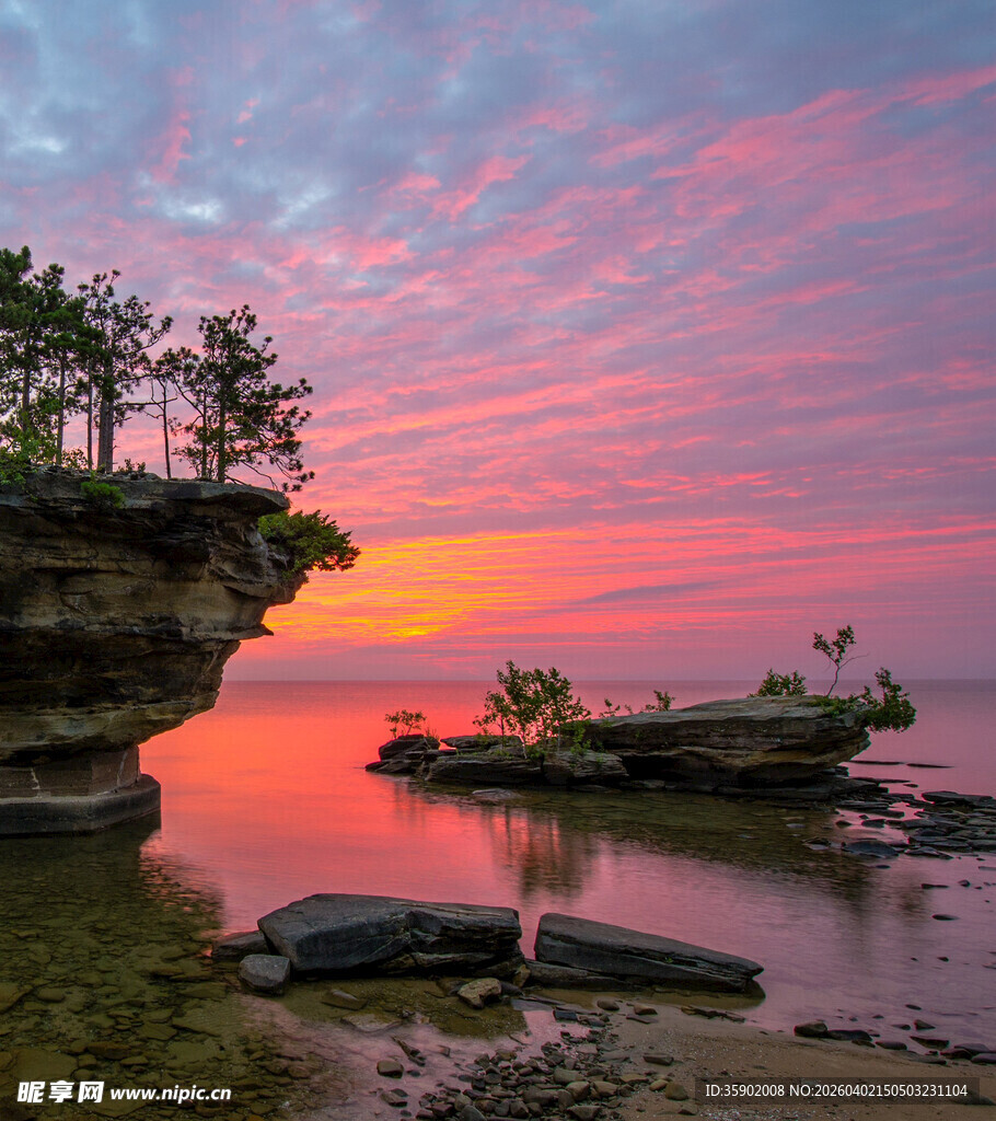悬崖边的绝美日落景观