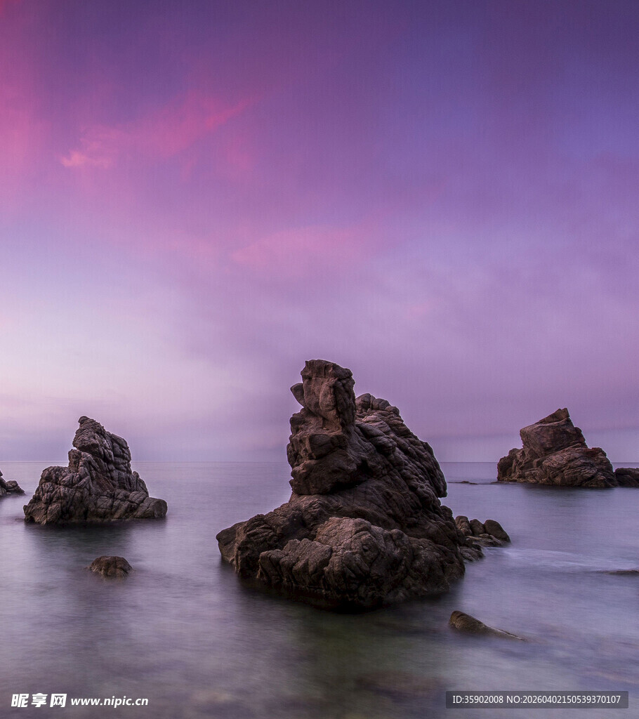 海边暮色中的嶙峋礁石