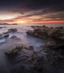 海边日落时分的礁石美景