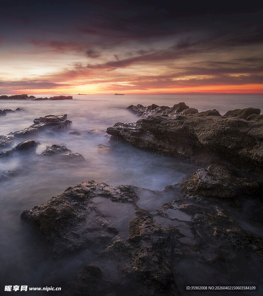 海边日落时分的礁石美景
