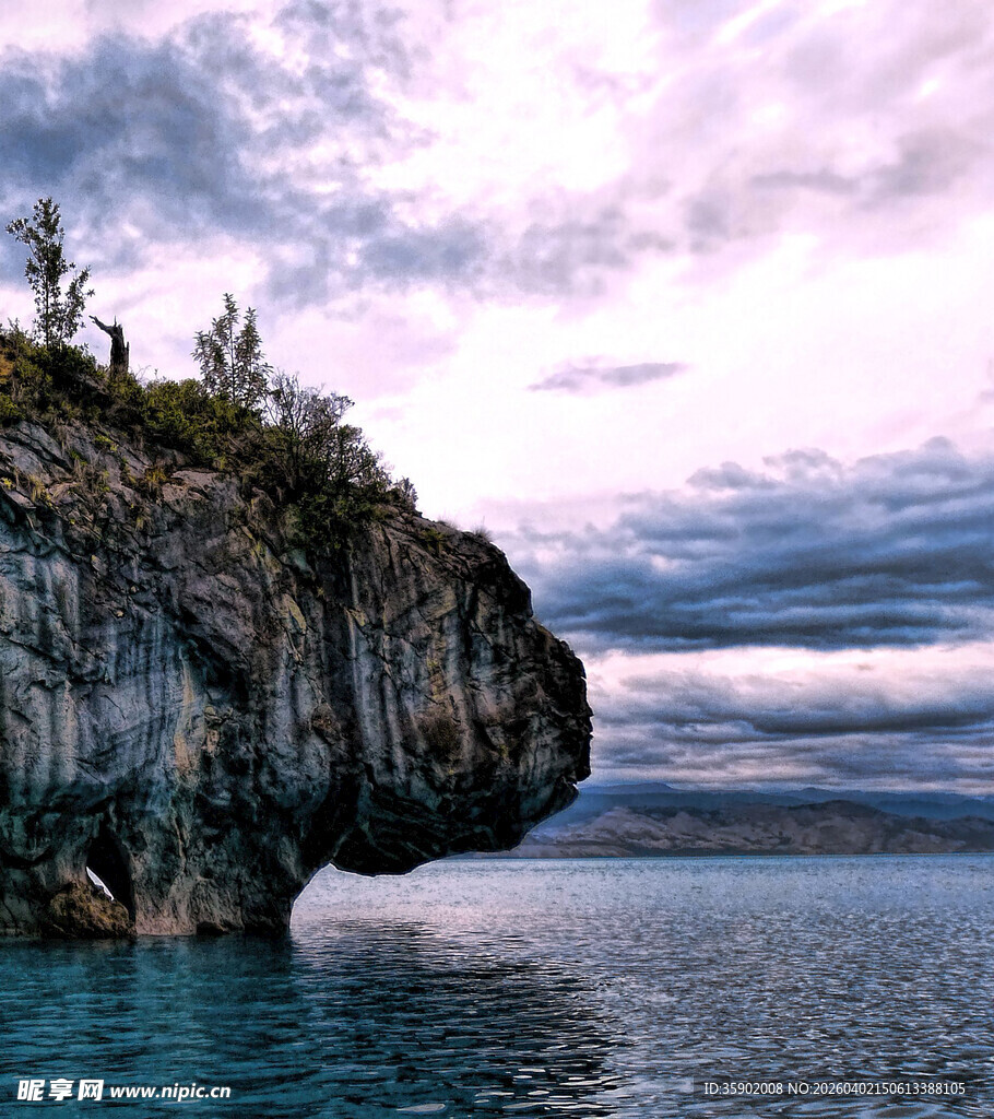悬崖边的壮阔湖景风光