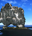 海边奇特拱形岩石景观