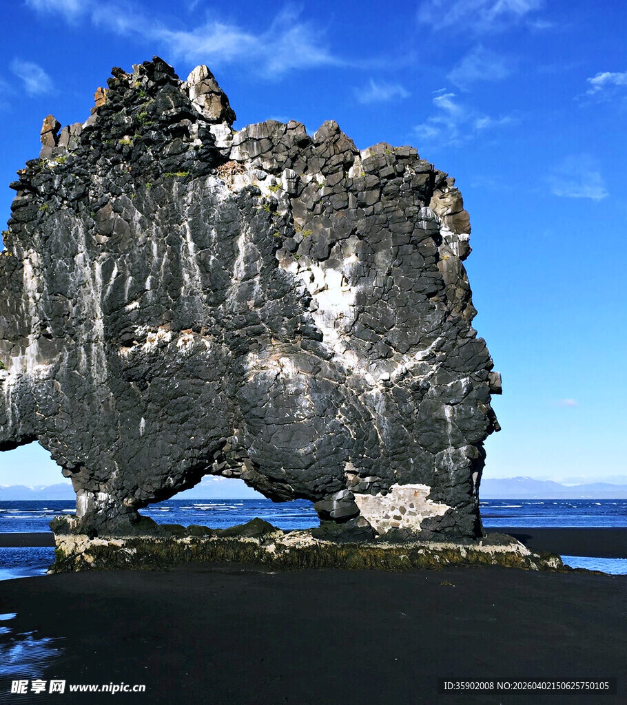 海边奇特拱形岩石景观