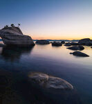 海边日落时的静谧岩石景观