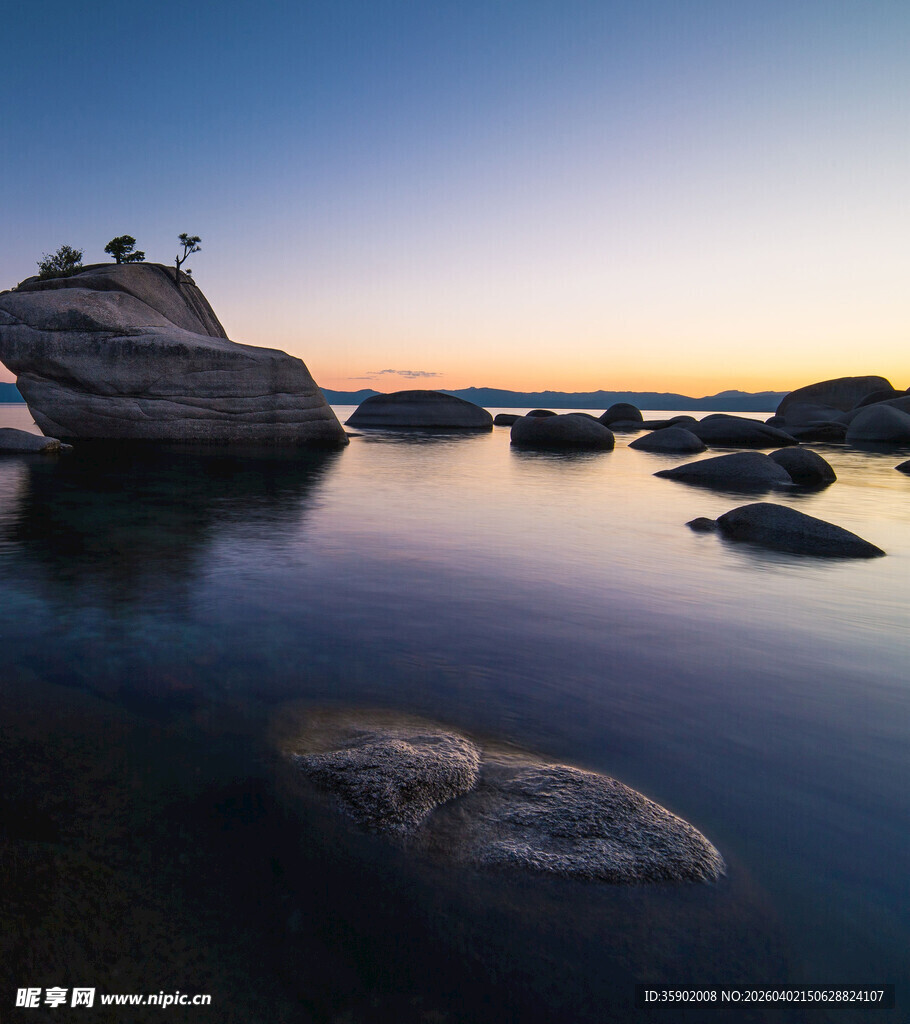 海边日落时的静谧岩石景观