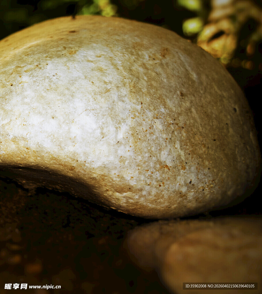 光滑圆润的户外石头