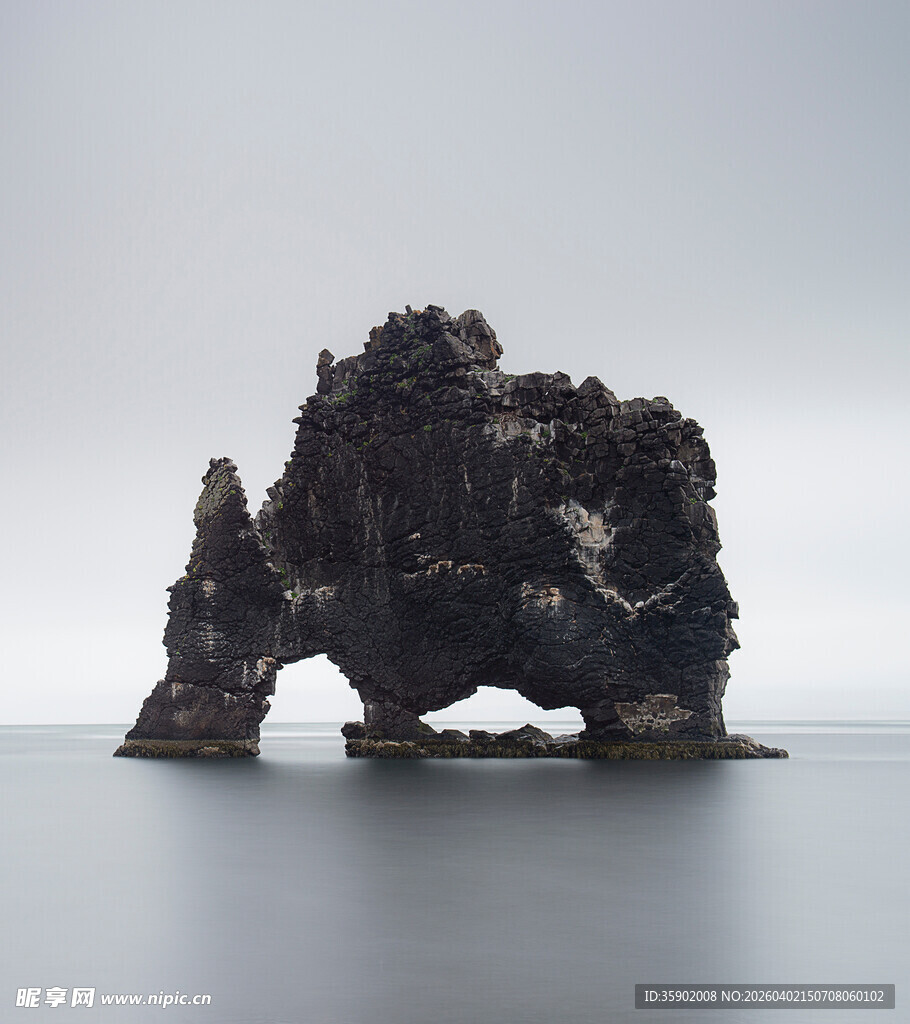 海中孤岩独特自然景观