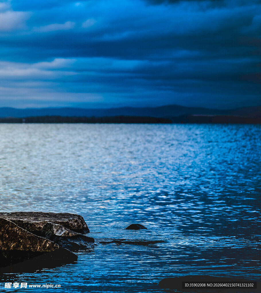 宁静湖岸的幽蓝暮色
