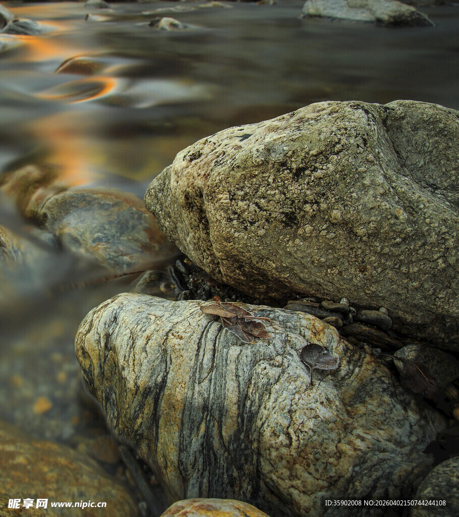 溪流中的纹理岩石