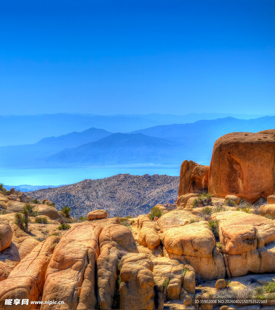 壮丽山景岩石与蓝天相映