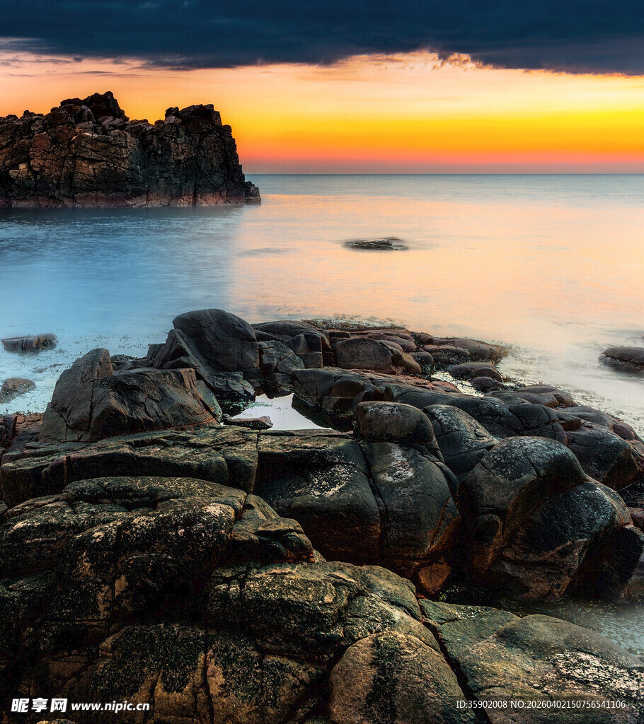海边日落时的嶙峋礁石