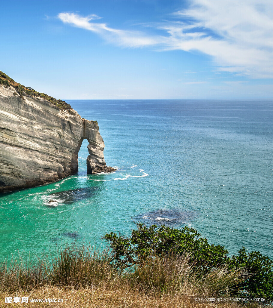 海岸悬崖边的碧蓝海景