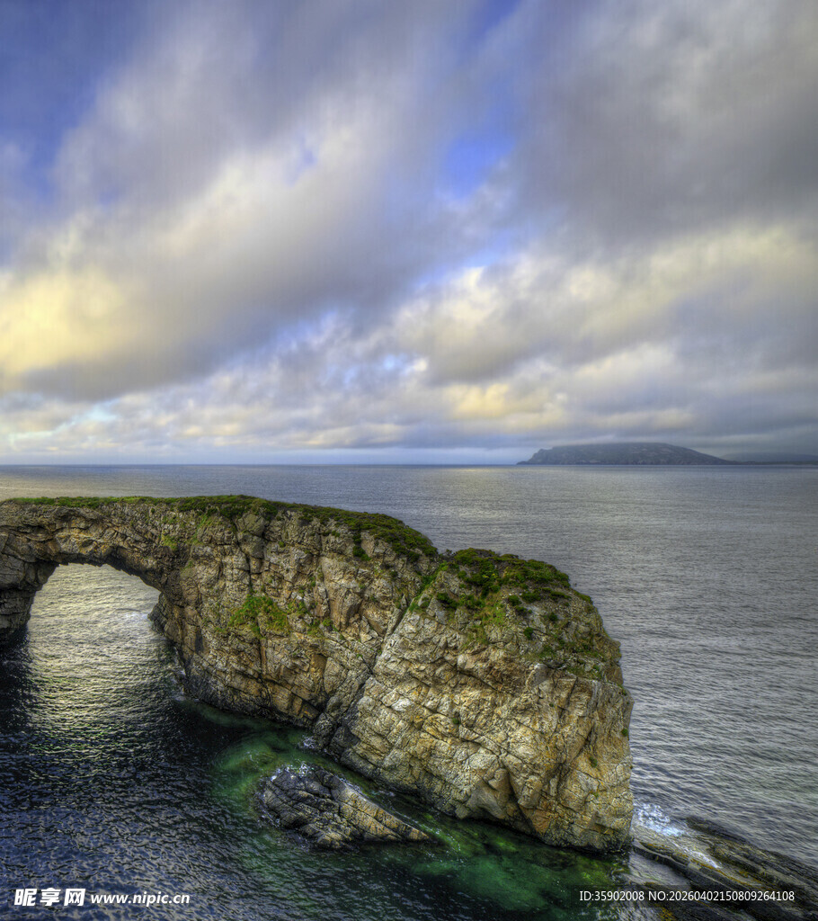 海边拱形岩石景观