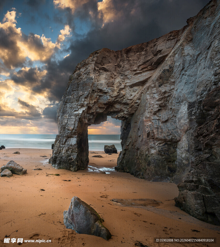 海边拱形岩石日落美景