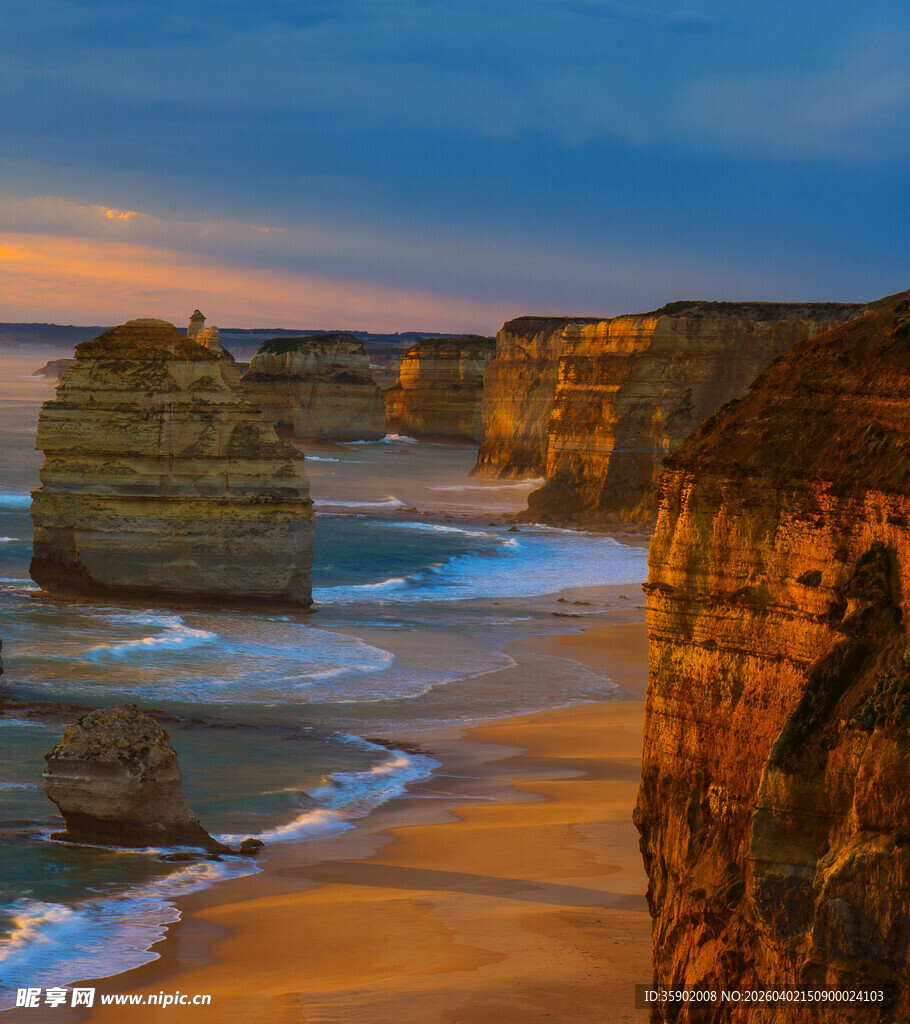 海岸壮丽风光岩石与海浪