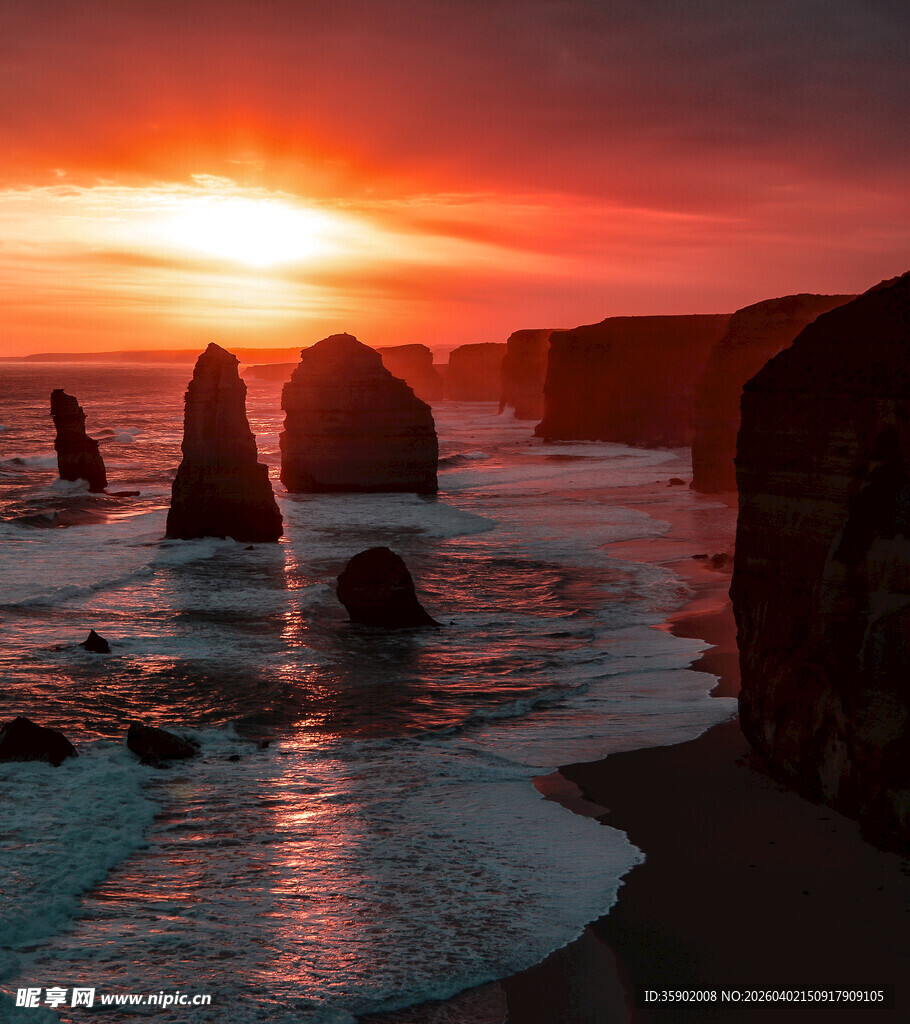 日落时分的海边礁石景观