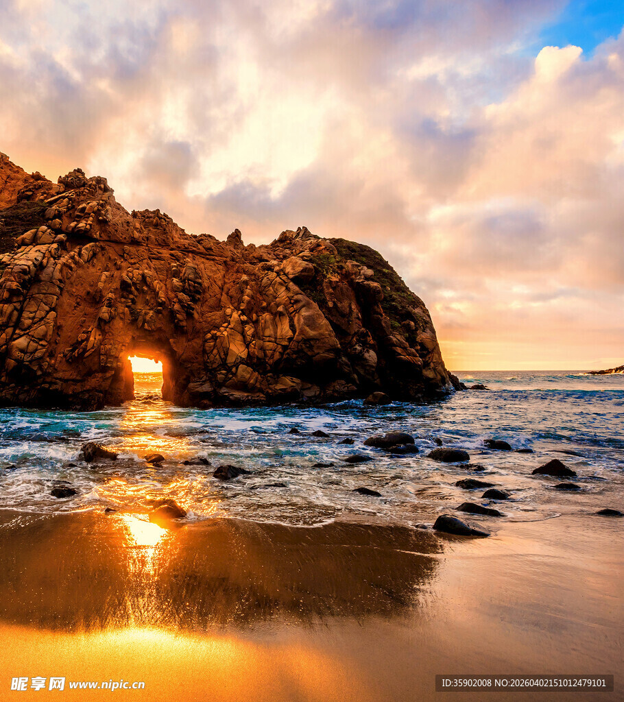 海边日落时的岩石美景