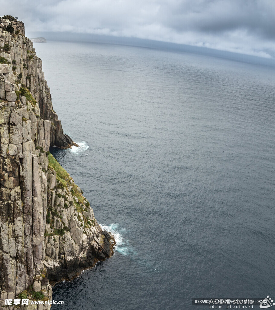 悬崖边的壮阔海景