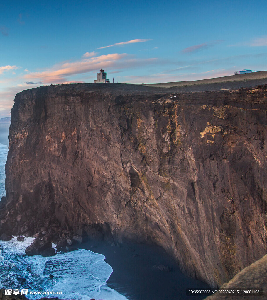 悬崖边的孤独身影