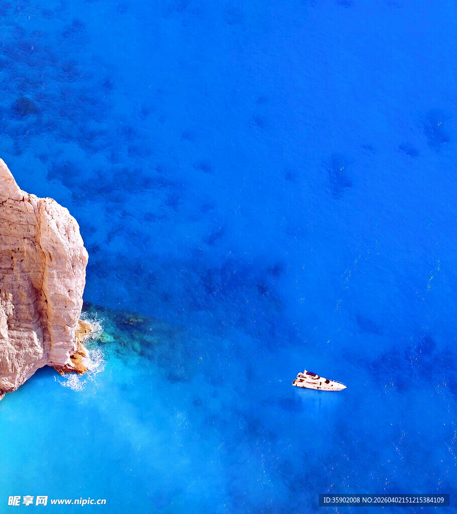 蓝色海岸边的小船美景