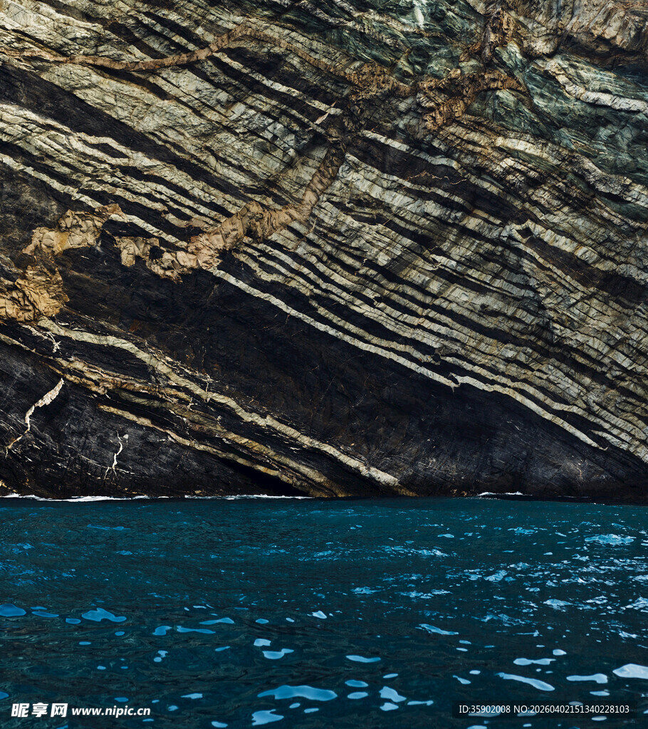 海边壮观的层叠岩石景观