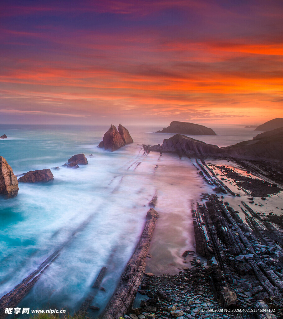 海边壮丽日落与海浪景观