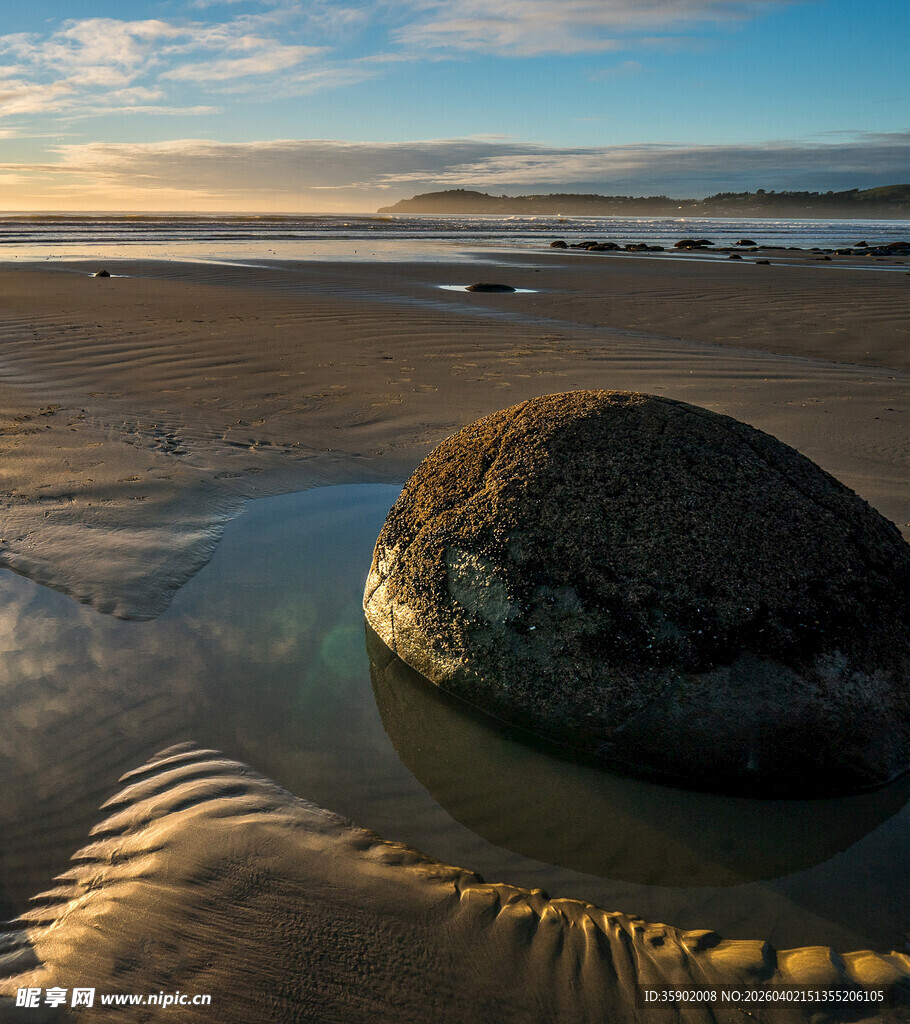 海滩上的孤独巨石